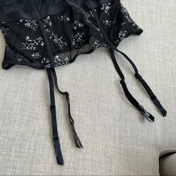 VICTORIA’S SECRET* Lace corset with silver details - Picture 5 of 10